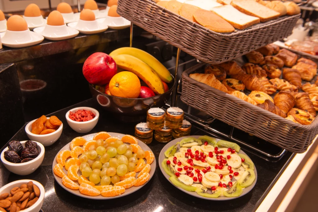 Sélection viennoiseries et fruits
