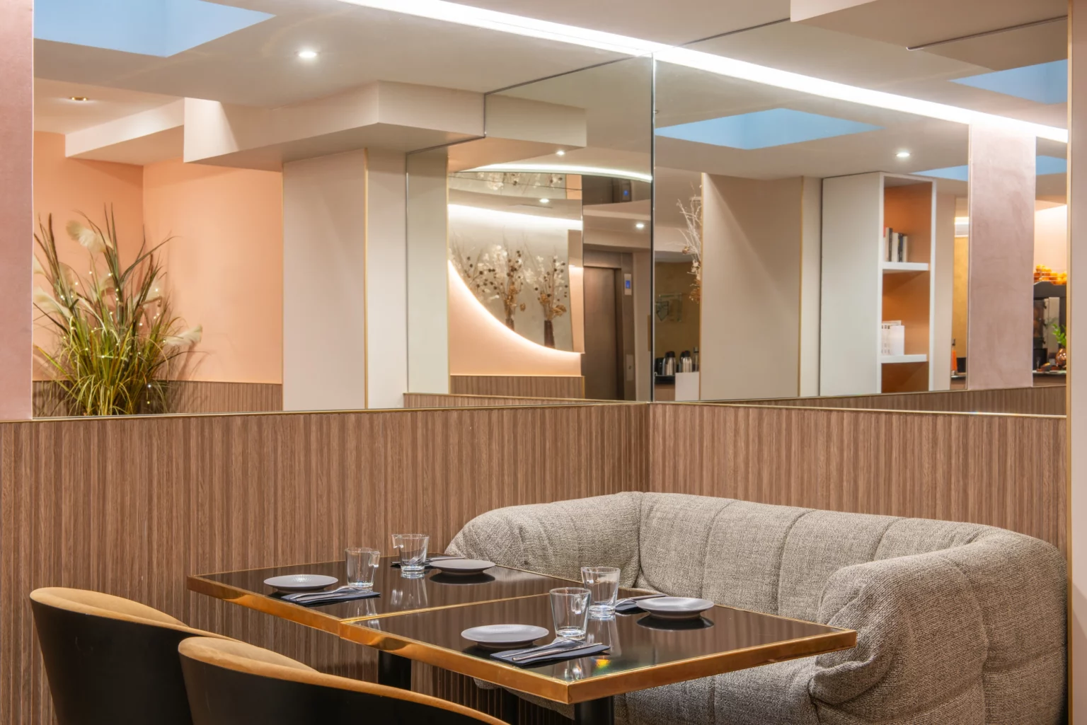 Espace petit-déjeuner avec canapé
